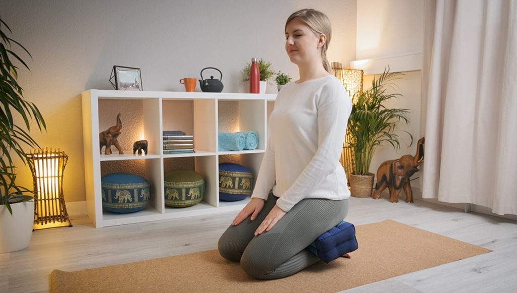 Yoga Morgenroutine Zafukissen Sitz Frau