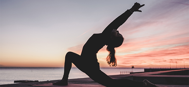 Yoga im Freien Frau Dämmerung Silhouette Asana