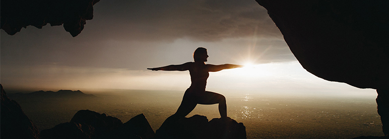 Frau Yoga im Freien Outdoor Sonnenuntergang Silhouette Felsen