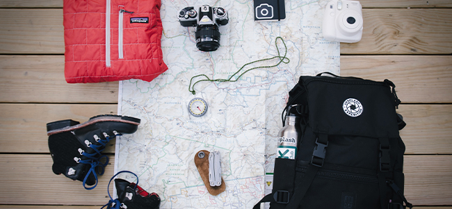 Wandern in Deutschland Ausrüstung Stiefel Kompass Karte