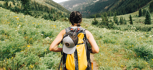 Wandern in Deutschland Wanderrucksack gelb Alm Wiese Berge Frau von hinten